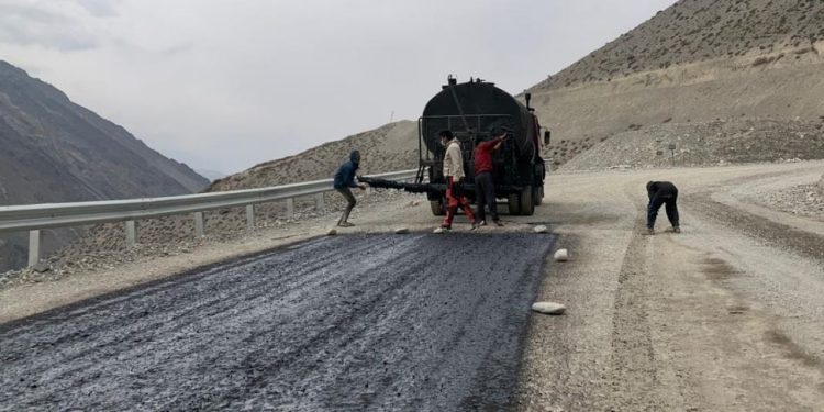 जोमसोम–कागबेनी सडक कालोपत्र गरिँदै