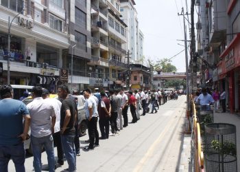 फुटपाथ निर्माणको विरोधमा मानव साङ्लो