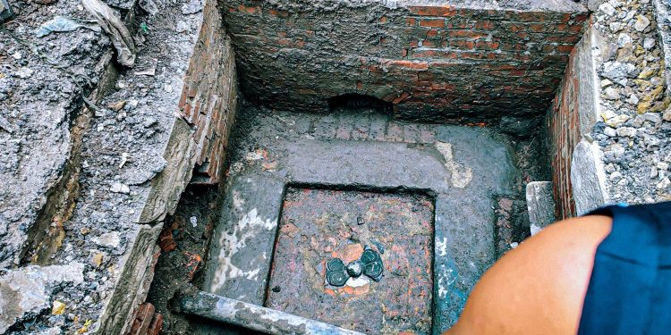 सडक निर्माण गर्दा छोपिएका भैरव, सडक खनेरै निकालिए