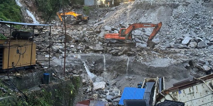 अरुण तेस्रो जलविद्युत आयोजनामा पहिरो : १ मजदुरको मृत्यु, २ जना घाइते