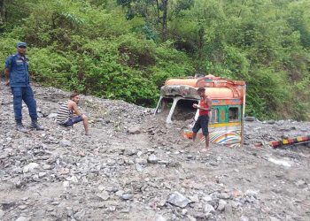 पहिरोले मध्यपहाडी लोकमार्ग अवरुद्ध