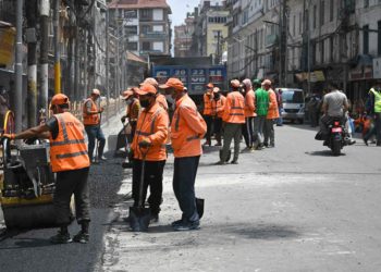 काठमाडौं महानगरले फुटपाथ बढाउन भत्काएको बाटो सडक डिभिजनले गर्‍यो कालोपत्रे