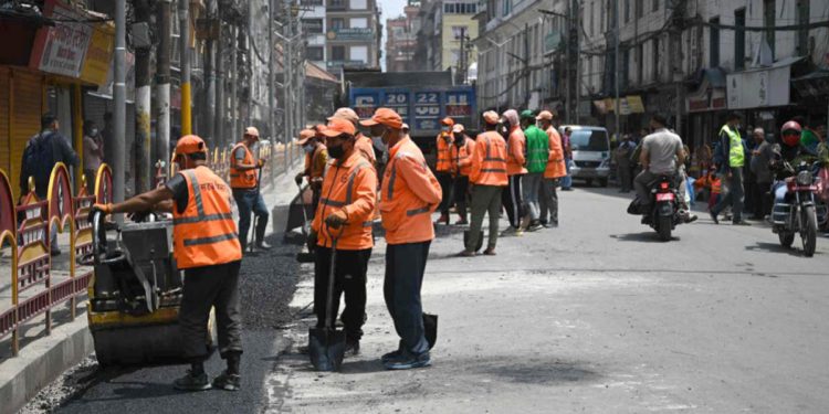 काठमाडौं महानगरले फुटपाथ बढाउन भत्काएको बाटो सडक डिभिजनले गर्‍यो कालोपत्रे