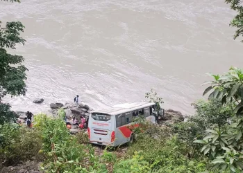 काठमाडौं आउँदै गरेको रात्री बस त्रिशुलीमा खस्यो, घाइते २० मध्ये पाँचजना गम्भीर