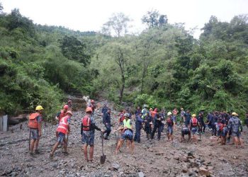 नारायणगढ–मुग्लिन सडकखण्डमा पहिरोले दुईवटा यात्रु बस बगायो