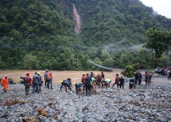 नारायणगढ–मुग्लिन सडकखण्डमा पहिरोले दुईवटा यात्रु बस बगायो