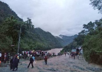 चितवन पहिरोमा बेपत्ता बस र यात्रु खोज्न गोताखोर परिचालन