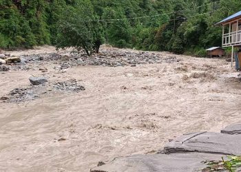 दोलखामा बाढीले तीन घर बगायो, एकजना बेपत्ता