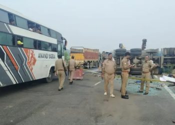 भारतमा यात्रुबहाक बस र दूध ट्याङ्कर ठोक्किँदा १८ जनाको मृत्यु