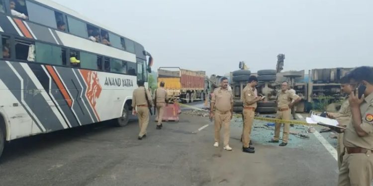 भारतमा यात्रुबहाक बस र दूध ट्याङ्कर ठोक्किँदा १८ जनाको मृत्यु