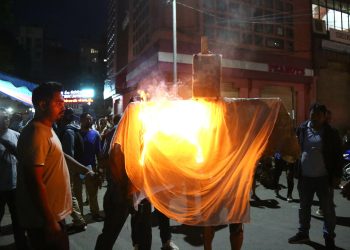 महानगर प्रमुख बालेनको पुत्ला दहन