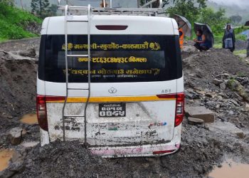 वर्षाका कारण बिपी राजमार्ग अवरुद्ध