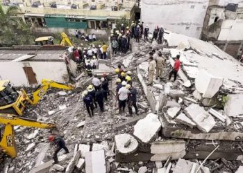 भारतको गुजरातमा ६ तले भव ढल्यो