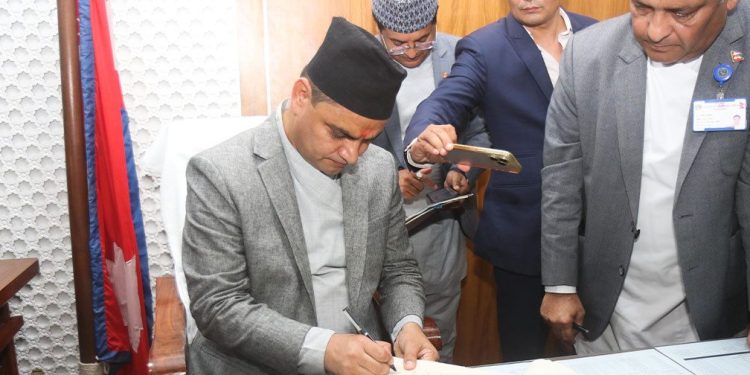 स्वास्थ्यमन्त्री पौडेलले पदभार ग्रहण गर्दै गरे दुई निर्णय