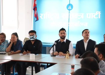 रास्वपा केन्द्रीय समिति बैठकः महामन्त्री ढकालले गरे मुखमा टेप टाँसेर विरोध