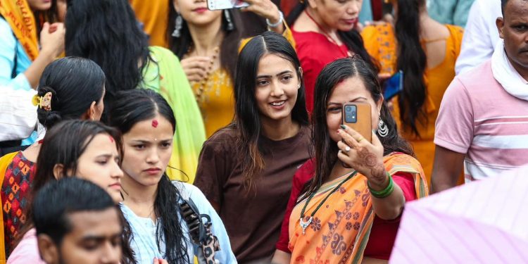 साउन महिनाको पहिलो सोमबार : शिवालयमा भक्तजनको भीड (फोटो फिचर)