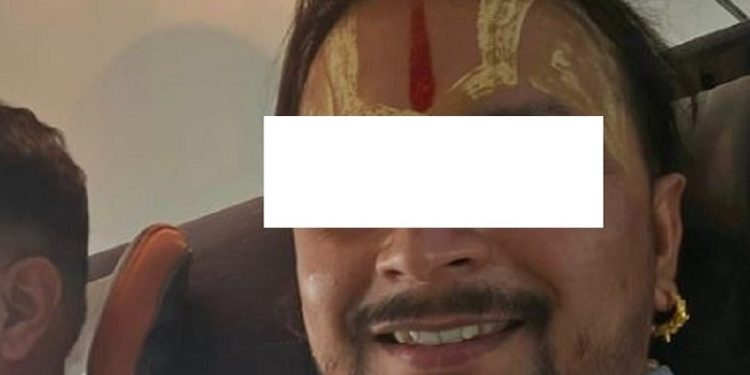 प्रधानमन्त्रीको फोटो राखेर अनुष्ठान गर्दै गरेका खतिवडा पक्राउ