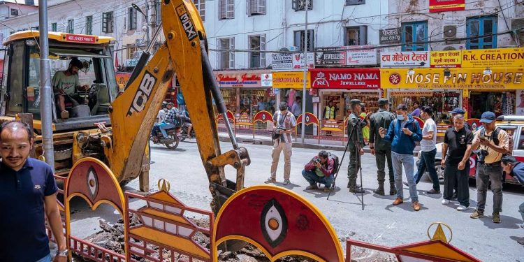 यस्तो बन्दैछ फुटपाथ बढाएपछि न्युरोड क्षेत्र, पार्किङले ओगट्नेभन्दा कम ठाउँमा विस्तार