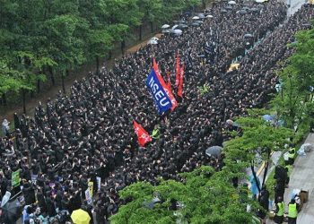 तलब वृद्धिको माग गर्दै सामसुङका दशौं हजार कर्मचारी हड्तालमा