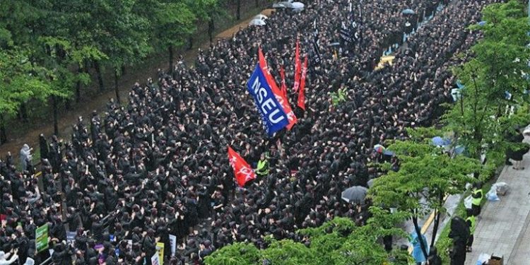 तलब वृद्धिको माग गर्दै सामसुङका दशौं हजार कर्मचारी हड्तालमा