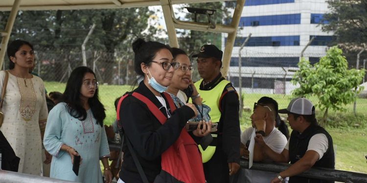 बंगलादेशबाट फर्किए नेपाली विद्यार्थी