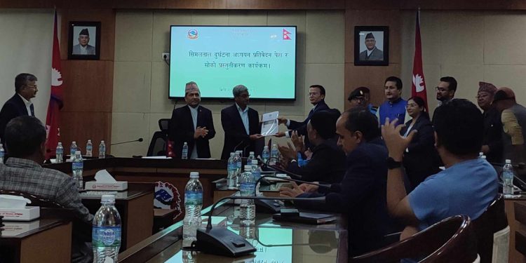 सिमलताल दुर्घटना : कार्यदलले गृहमन्त्रीलाई बुझायो प्रतिवेदन