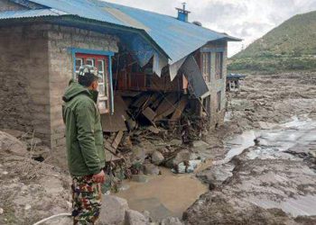थामे बाढीमा परेर एक बेपत्ता, विद्यालय र क्लिनिक १२ संरचना नष्ट(तस्बिरहरु)