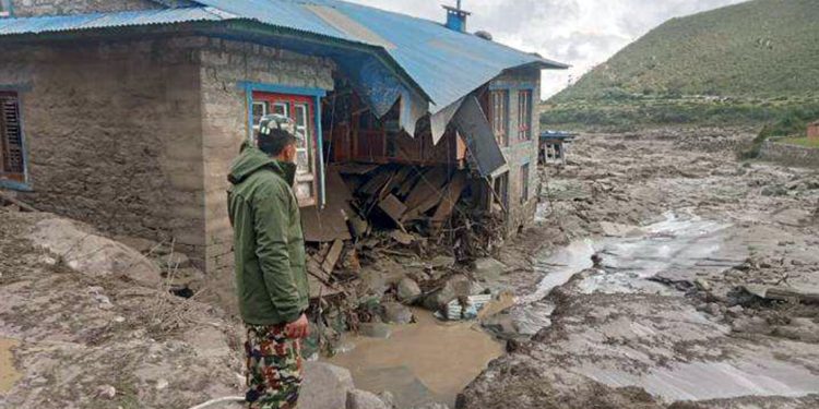 थामे बाढीमा परेर एक बेपत्ता, विद्यालय र क्लिनिक १२ संरचना नष्ट(तस्बिरहरु)