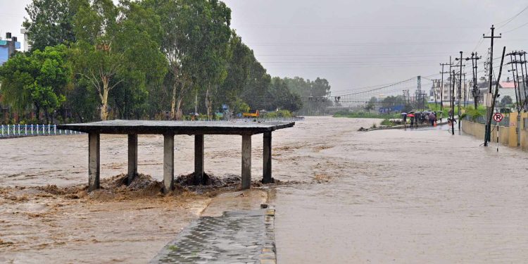 अझै दुई दिन उच्च वर्षाको सम्भावना: ३४ जिल्लामा रात्रिबस नचलाउन निर्देशन