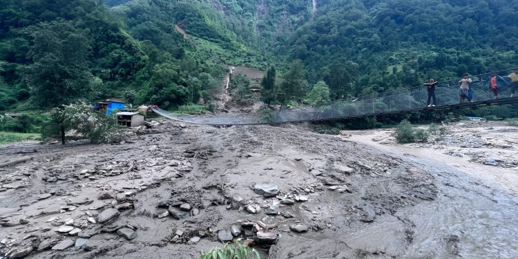 बागलुङ पहिरोमा घाइते ३ जनालाई काठमाडौं ल्याइयो, बेपत्ताको खोजी जारी