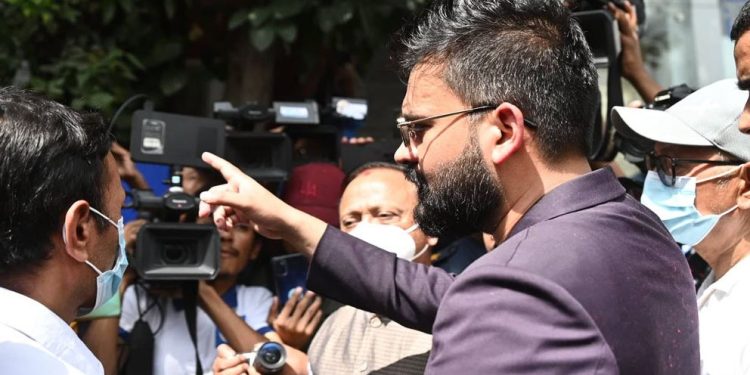 महानगरअघिको भासिएको खाल्डो देखाउँदै मेयर बालेनले भने,‘टुकुचामाथिको बाटो हो’