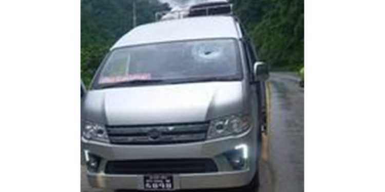 गुडिरहेको माइक्रोमाथि ढुंगा खस्दा २ जना घाइते