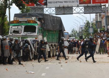 गठ्ठाघरमा ट्रकले स्कुटरलाई ठक्कर दिँदा एकजनाको मृत्यु, ट्रक तोडफोड