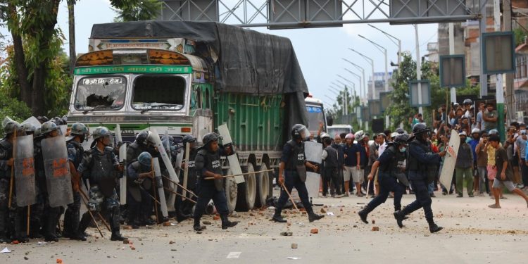 गठ्ठाघरमा ट्रकले स्कुटरलाई ठक्कर दिँदा एकजनाको मृत्यु, ट्रक तोडफोड