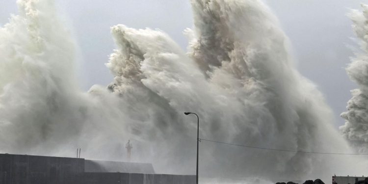 जापानमा भारी वर्षासँगै चक्रवात