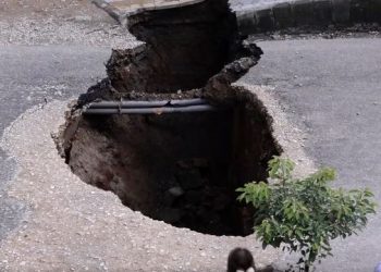 टुकुचा छोपेर बनेको सडकमा भ्वाङ(भिडियोसहित)