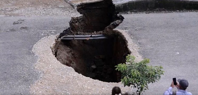 टुकुचा छोपेर बनेको सडकमा भ्वाङ(भिडियोसहित)