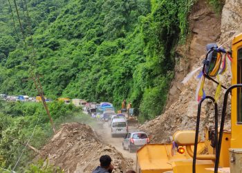 पहिरोले अवरुद्ध पृथ्वी राजमार्ग एकतर्फि सञ्चालन