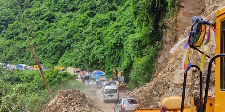 पहिरोले अवरुद्ध पृथ्वी राजमार्ग एकतर्फि सञ्चालन