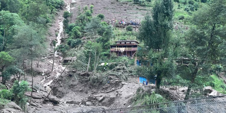 बागलुङ पहिरोमा घाइते ३ जनालाई काठमाडौं ल्याइयो, बेपत्ताको खोजी जारी