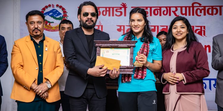 महिला भलिबल राष्ट्रिय टिमलाई काठमाडौं महानगरको नगदसहित सम्मान