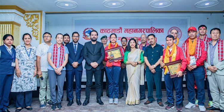 पलेशालाई काठमाडौं महानगरले दियो ५ लाख