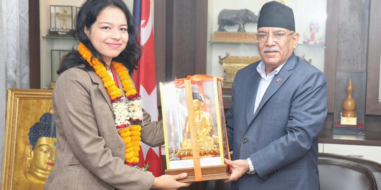 पलेशालाई प्रचण्डको सम्मान(भिडियोसहित)