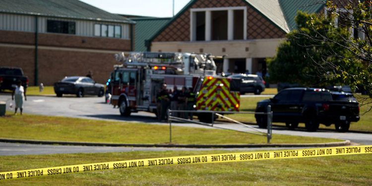 अमेरिकामा १४ वर्षीय बालकले गोली चलाउँदा २ विद्यार्थीसहित ४ जनाको मृत्यु