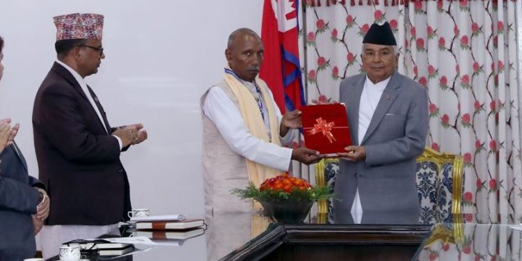 भाषा आयोगले बुझायो राष्ट्रपतिलाई वार्षिक प्रतिवेदन