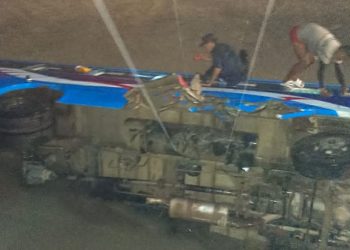 कोशी ब्यारेजबाट खस्यो यात्रुवाहक बस, सबै यात्रुको उद्धार