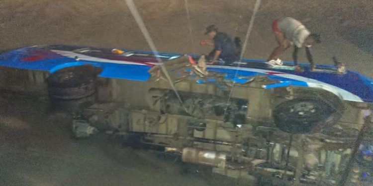 कोशी ब्यारेजबाट खस्यो यात्रुवाहक बस, सबै यात्रुको उद्धार