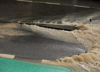 कुपण्डोलमा भासियो सडक