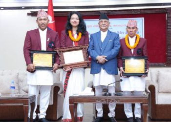 प्रधानमन्त्री ओलीबाट पदक विजेता पलेसालाई पुरस्कार प्रदान