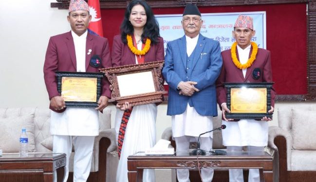 प्रधानमन्त्री ओलीबाट पदक विजेता पलेसालाई पुरस्कार प्रदान